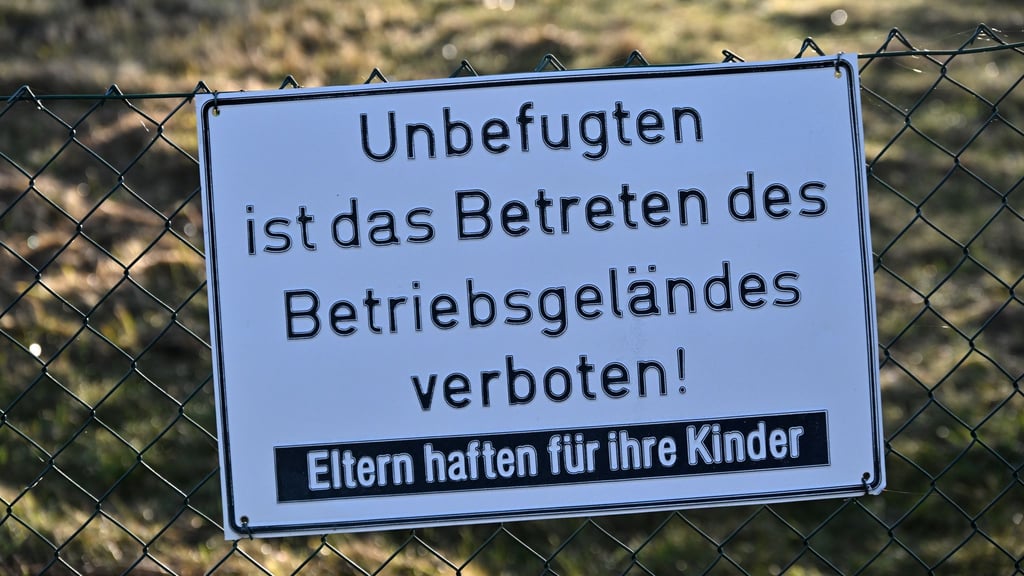 Besonders im Erzgebirge und Vogtland entstanden durch den Uran-Bergbau zahlreiche Bergwerke, Aufbereitungsanlagen, Halden und kontaminierte Flächen.