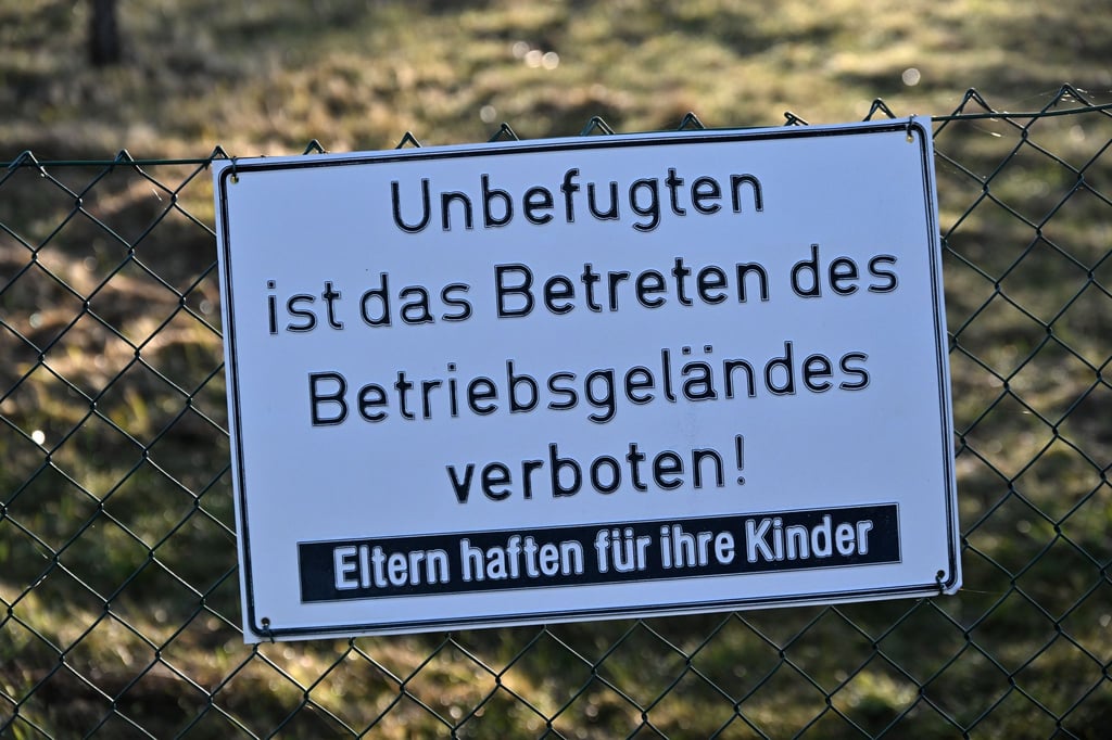 Besonders im Erzgebirge und Vogtland entstanden durch den Uran-Bergbau zahlreiche Bergwerke, Aufbereitungsanlagen, Halden und kontaminierte Flächen.