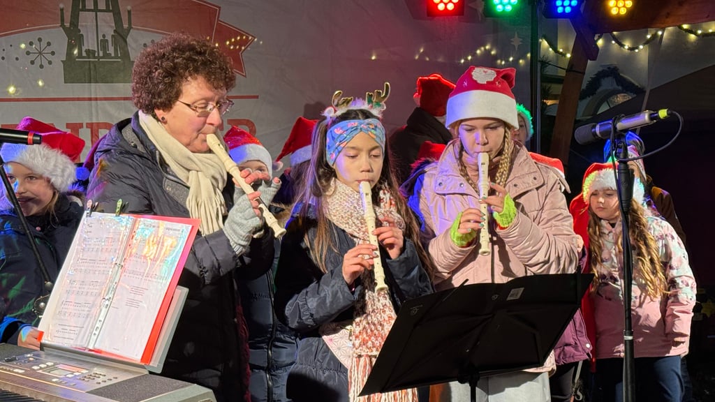 „Ich bring dir mal die Flötentöne bei“ - und das klappt im positiven Sinne ganz hervorragend bei den Schülern der Musikerfabrik. Unter der Leitung von Kerstin Langnaese wurde es heimelig im Glanz der Lichter auf dem Marktplatz. 