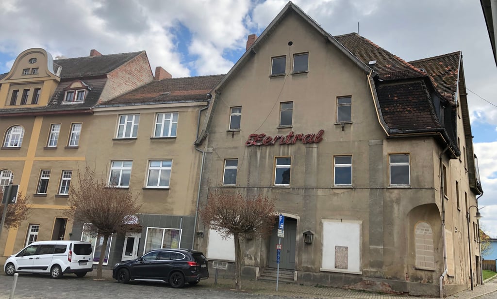 Das Zentral-Gebäude am Teucherner Marktplatz steht seit vielen Jahren leer und soll verkauft werden. 