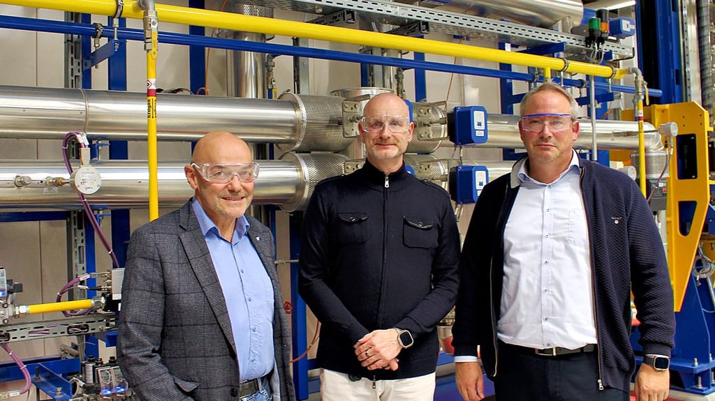 Zölle aus den USA, hohe Energiekosten, starker Wettbewerb mit China: Vertreter der Harzer Wirtschaft schauen pessimistisch in die Zukunft: von links Ralf Grimpe, IHK-Geschäftsstelle Harz,  Nanostone-Geschäftsführer Christian Goebbert und IHK-Vizepräsident Nils Appelt.