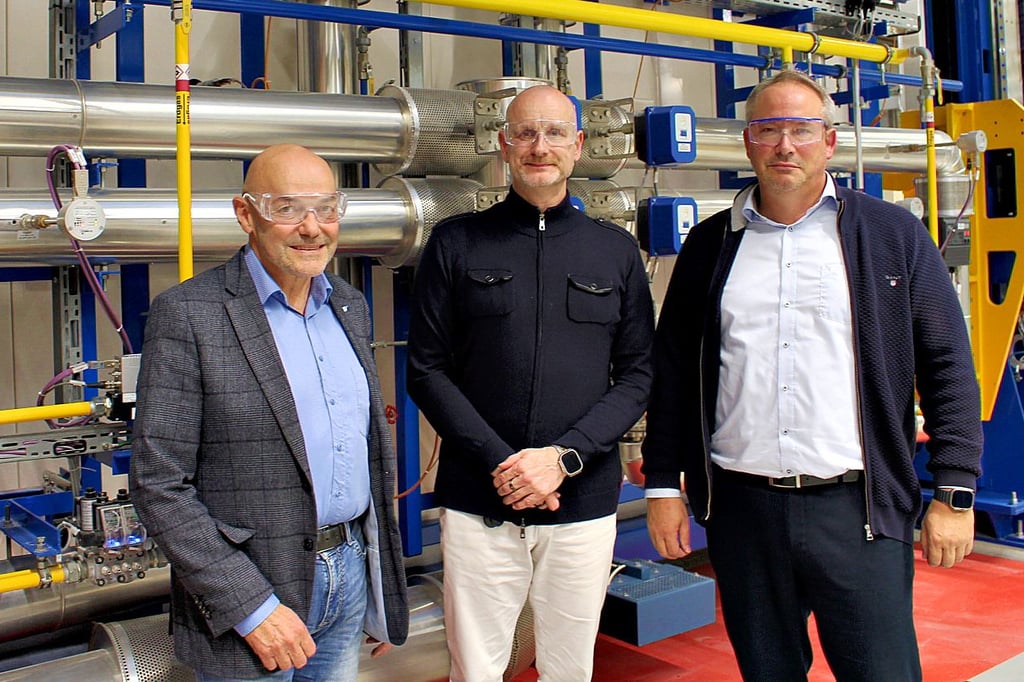 Zölle aus den USA, hohe Energiekosten, starker Wettbewerb mit China: Vertreter der Harzer Wirtschaft schauen pessimistisch in die Zukunft: von links Ralf Grimpe, IHK-Geschäftsstelle Harz,  Nanostone-Geschäftsführer Christian Goebbert und IHK-Vizepräsident Nils Appelt.