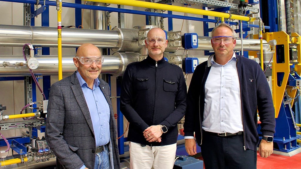 Zölle aus den USA, hohe Energiekosten, starker Wettbewerb mit China: Vertreter der Harzer Wirtschaft schauen pessimistisch in die Zukunft: von links Ralf Grimpe, IHK-Geschäftsstelle Harz, Nanostone-Geschäftsführer Christian Goebbert und IHK-Vizepräsident Nils Appelt.