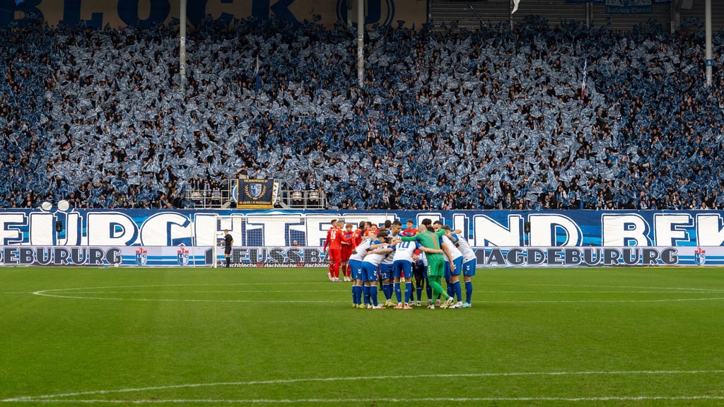 Mit einer gewaltigen Choreografie zum 60. Vereinsgeburtstag wurde die Mannschaft des 1. FC Magdeburg im Heimspiel gegen Holstein Kiel am Samstag empfangen.