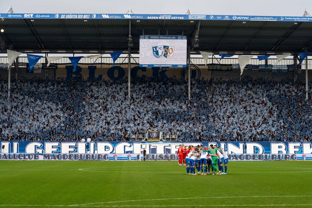Mit einer gewaltigen Choreografie zum 60. Vereinsgeburtstag wurde die Mannschaft des 1. FC Magdeburg im Heimspiel gegen Holstein Kiel am Samstag empfangen.