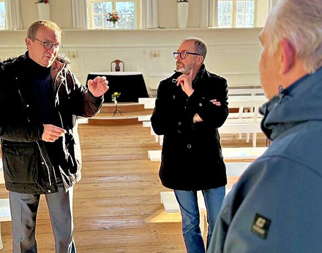 Landrat Markus Bauer (l.) im Gespräch mit Sparkassenvorstand Hans-Michael Strube und Gnadaus Ortsbürgermeister Andreas Gutsche (r.). 