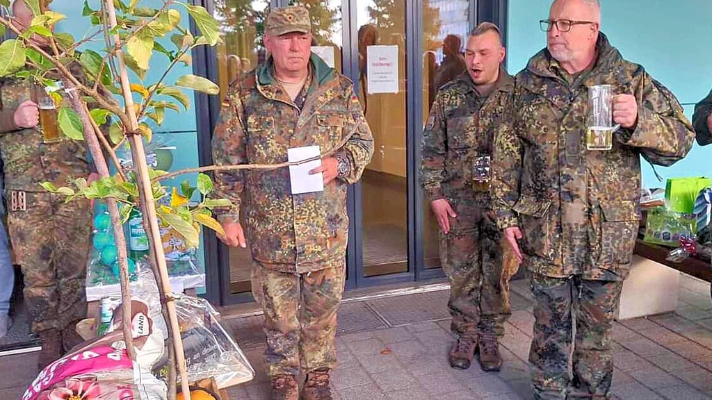 Zum Abschied aus der Bundeswehr hatte sich René Meier (links) von seinen Kameraden des Panzerpionierbataillons 803 Havelberg einen Apfelbaum einer alten Sorte gewünscht. Er bekam drei. 