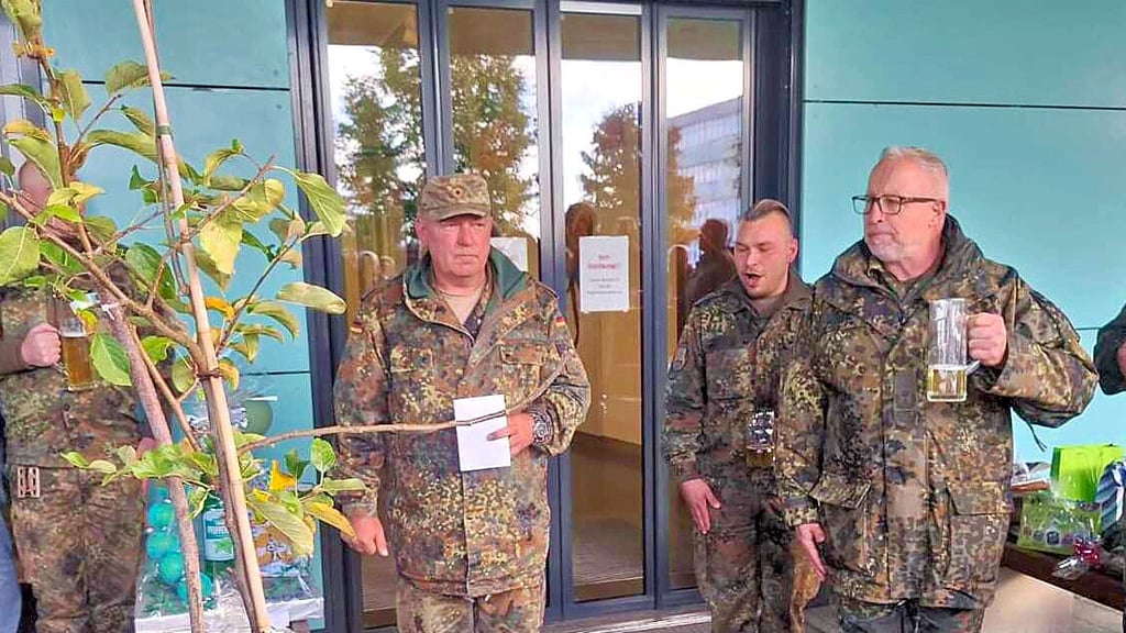 Zum Abschied aus der Bundeswehr hatte sich René Meier (links) von seinen Kameraden des Panzerpionierbataillons 803 Havelberg einen Apfelbaum einer alten Sorte gewünscht. Er bekam drei. 