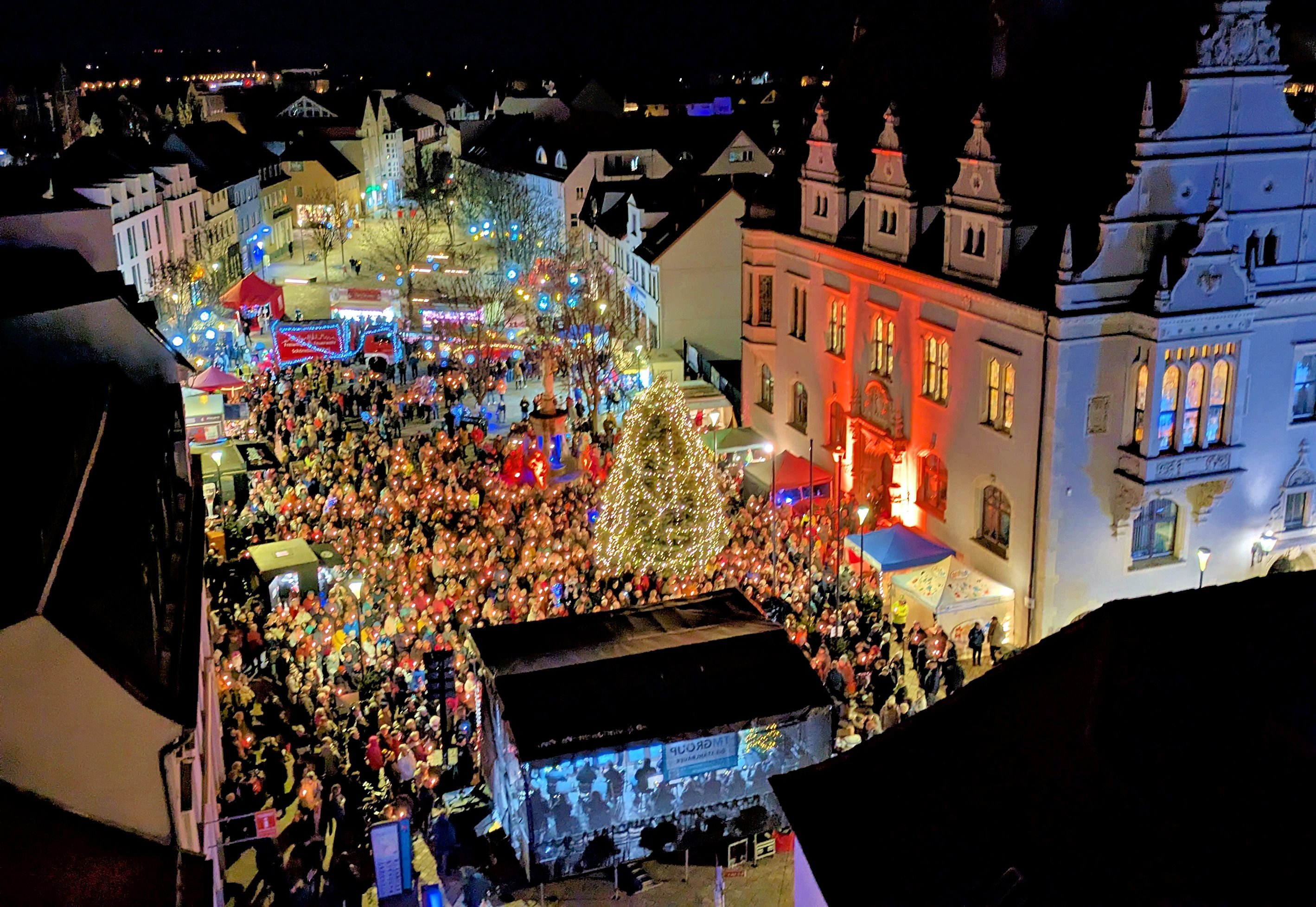 Veranstaltung: Bilder aus Schönebeck: Hunderte bei Weihnachtsmarkt und Weihnachtssingen