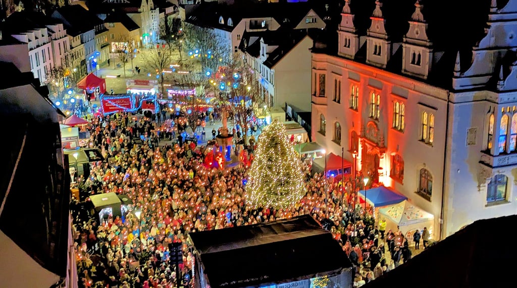 Einen wunderschönen Ausblick auf den festlich beleuchten Marktplatz hatte man vom Salzturm aus. Hunderte Schönebecker besuchten den Wihnachtsmarkt und beteiligten sich am Weihnachtssingen. 