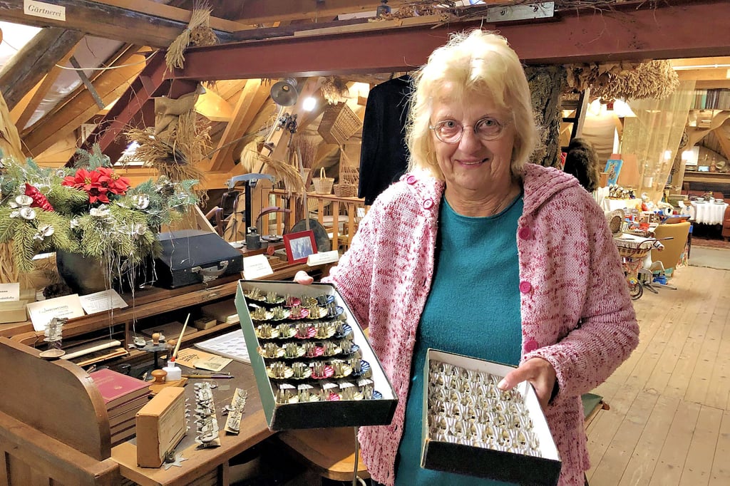 Dagmar Seidel zeigt in der Osterfelder Heimatstube alten  Weihnachtsschmuck, der einst in der Firma Baumann hergestellt wurde. 