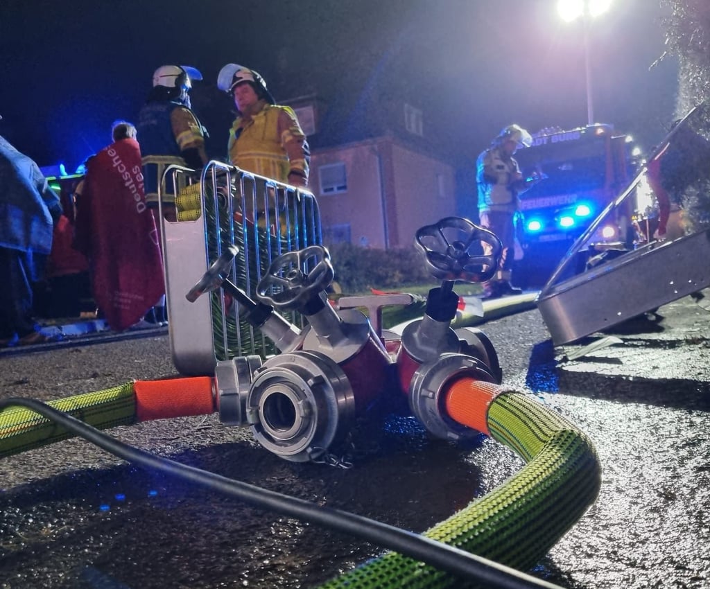 Einsatzkräfte der freiwilligen Feuerwehr in Burg sind bei einem Kellerbrand an der Einsteinstraße gefordert gewesen.