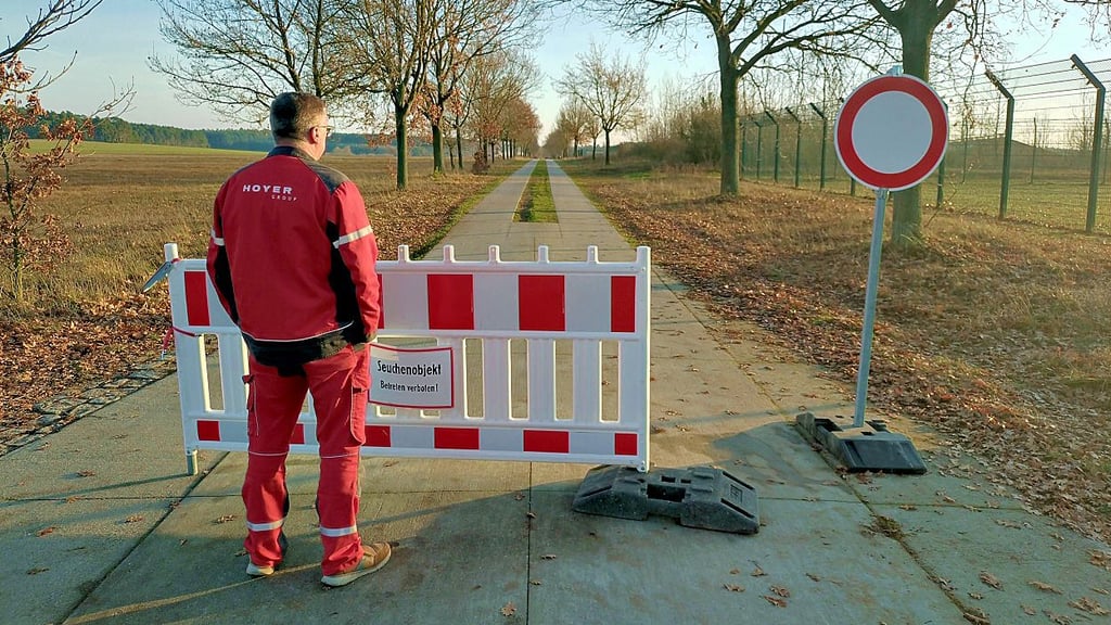 In einem Putenmastbetrieb in Roxförde ist die Vogelgrippe ausgebrochen.  Der Altmarkkreis hat das Objekt weiträumig abgeriegelt. Auch die Fahrer der CO2 -Laster  warteten gestern vor der Absperrung. 