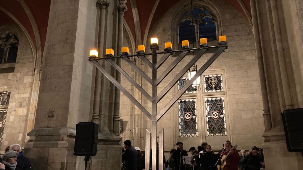Das Entzünden des ersten Lichts am Chanukka-Leuchter wurde auch mit Musik begleitet.