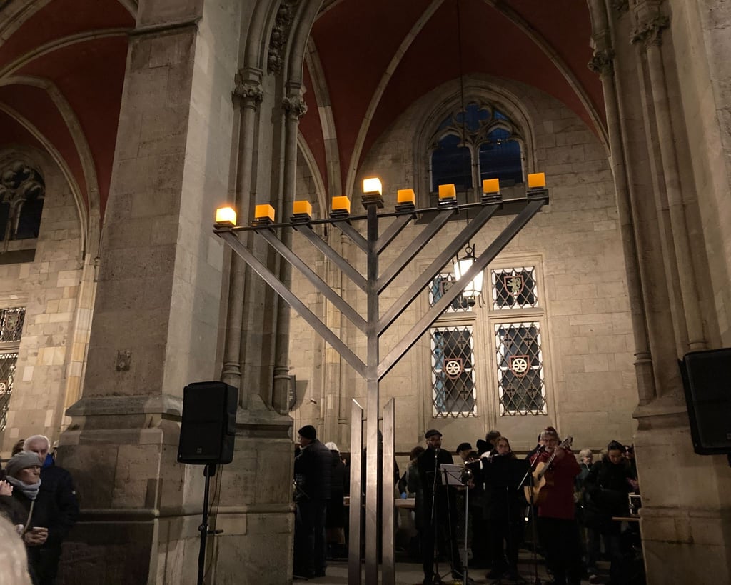 Das Entzünden des ersten Lichts am Chanukka-Leuchter wurde auch mit Musik begleitet.