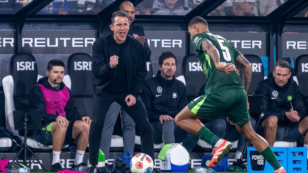 Wolfsburgs Trainer Daniel Bauer beim Spiel in Mönchengladbach.