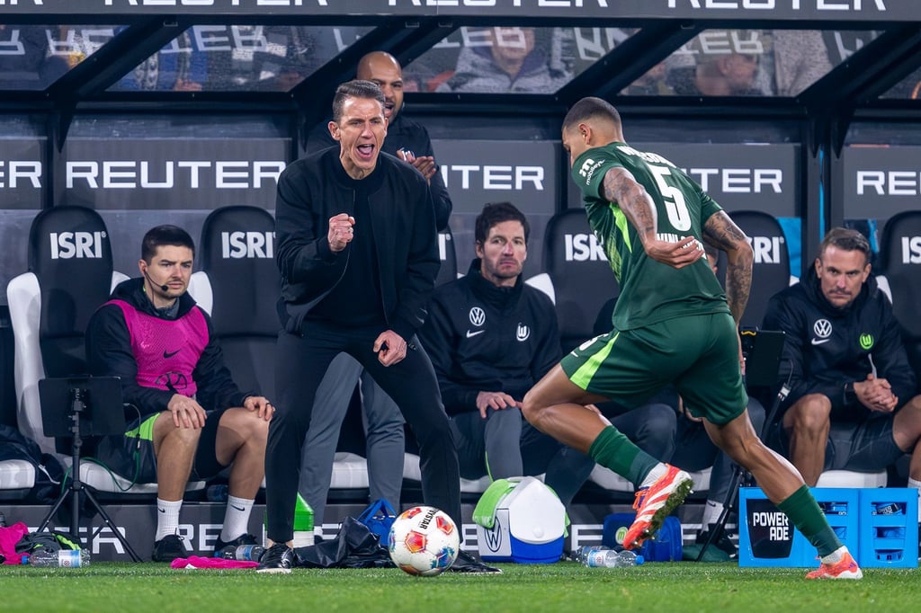 Wolfsburgs Trainer Daniel Bauer beim Spiel in Mönchengladbach.