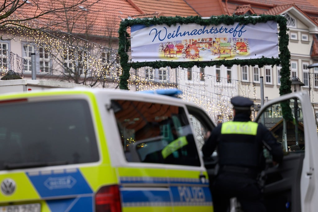 Nach der Räumung des Weihnachtsmarkts sucht die Polizei nach einem Verdächtigen.