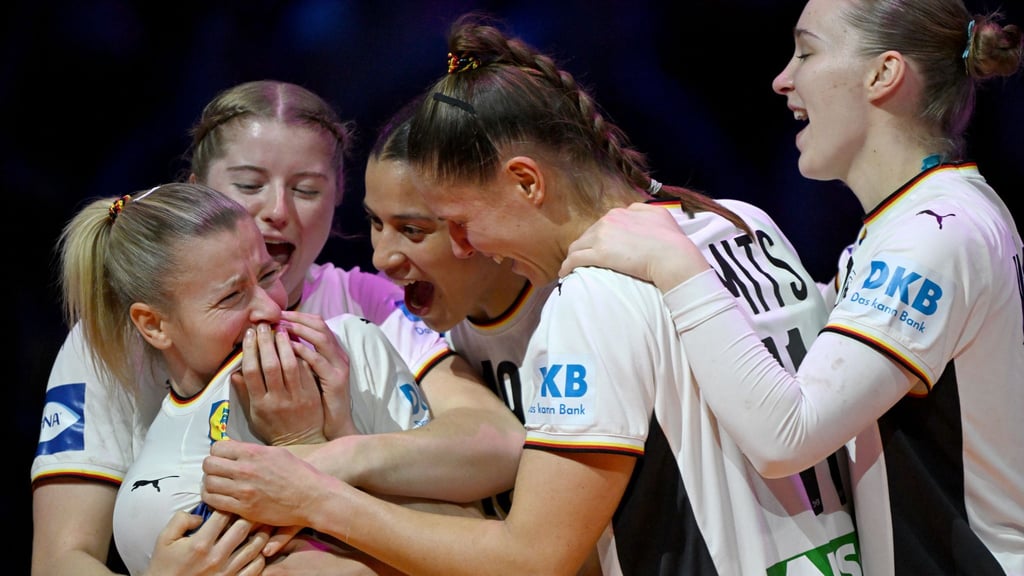 Die deutschen Handballerinnen feiern WM-Silber.