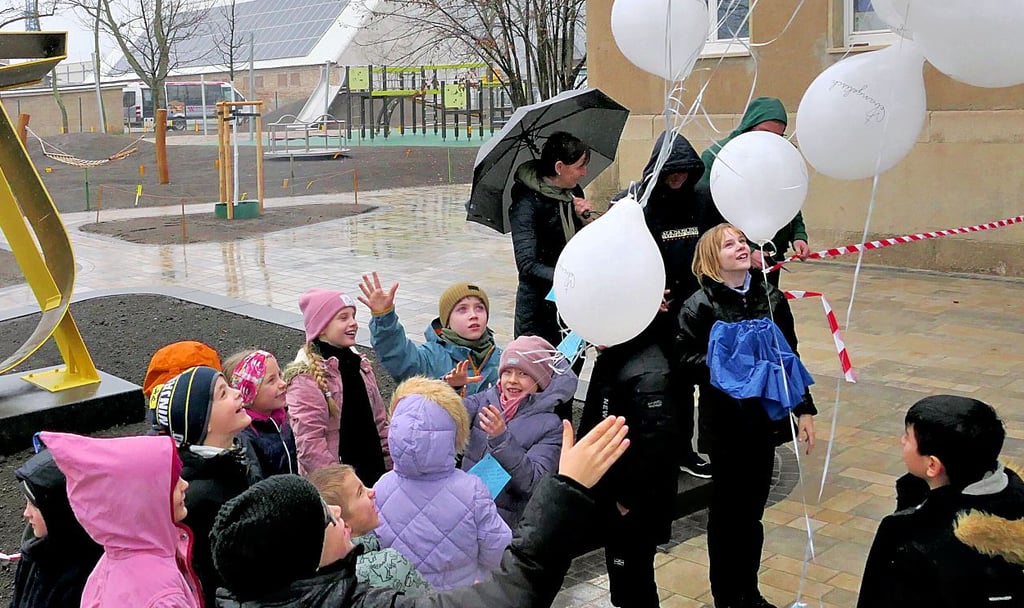 Zur Eröffnung ließen Grundschüler Ballonsmit Wünschen steigen. 