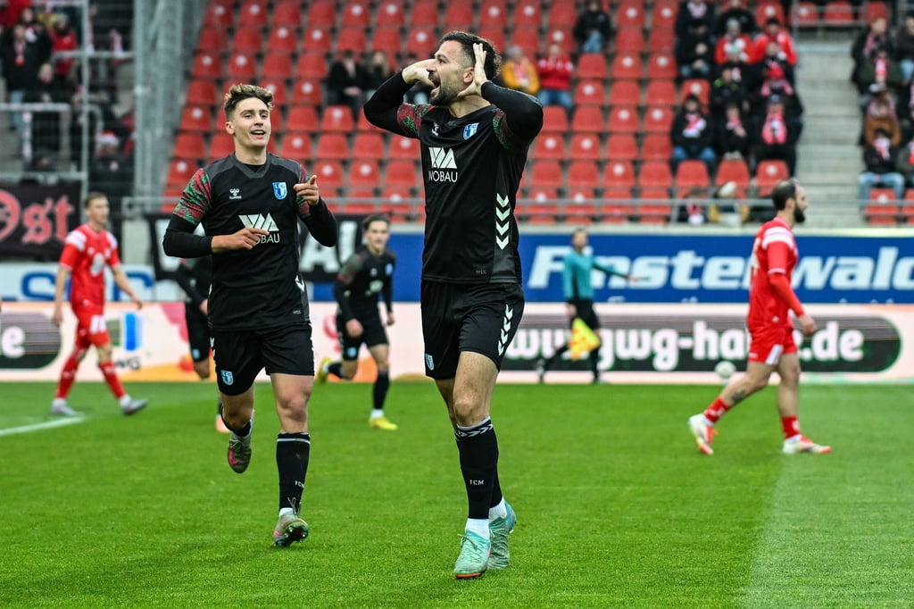 Aleksa Marusic provoziert die HFC-Fans nach seinem Tor für den FCM II.