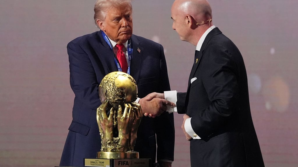 Trump und Infantino geben sich bei der Auslosung die Hand.