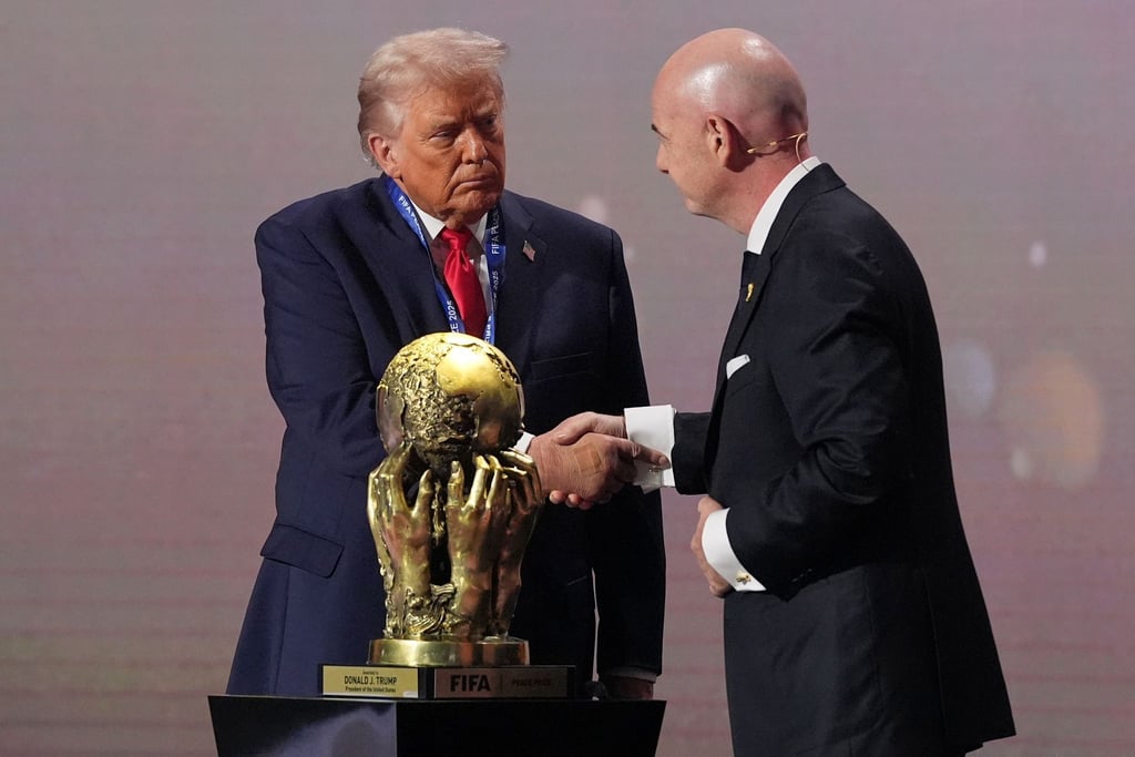 Trump und Infantino geben sich bei der Auslosung die Hand.
