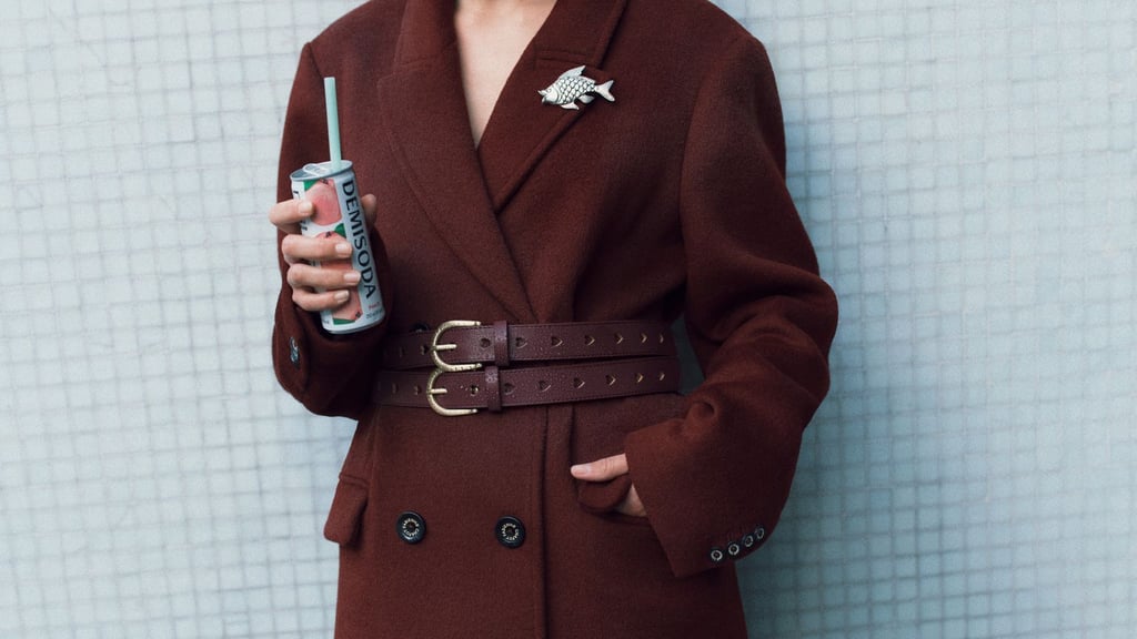 Taillengürtel und Broschen: Beides ist diesen Winter angesagt. Hier zu sehen bei Fabienne Chapot (Mantel ca. 350 Euro, Gürtel ca. 40 Euro).