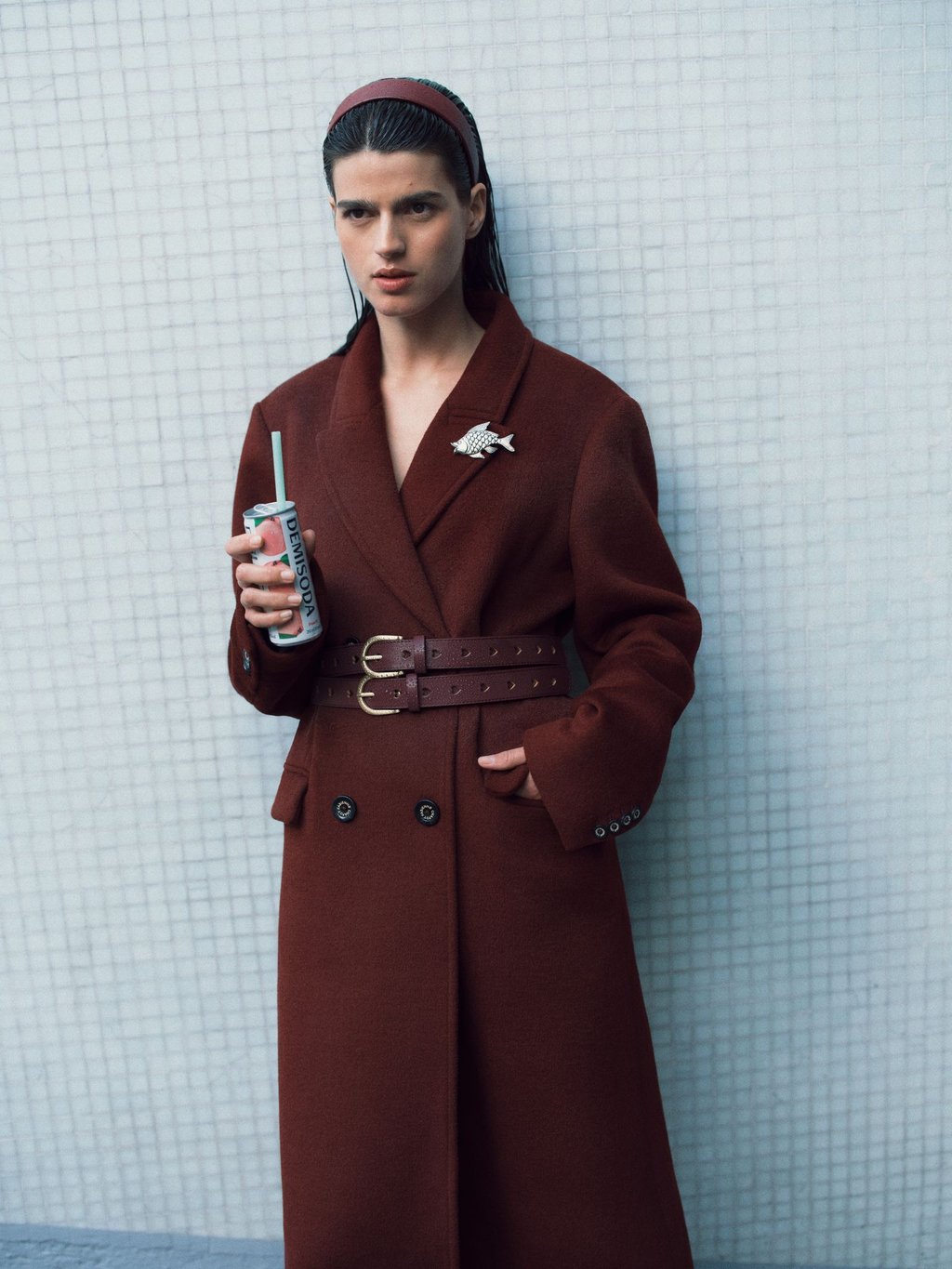 Taillengürtel und Broschen: Beides ist diesen Winter angesagt. Hier zu sehen bei Fabienne Chapot (Mantel ca. 350 Euro, Gürtel ca. 40 Euro).