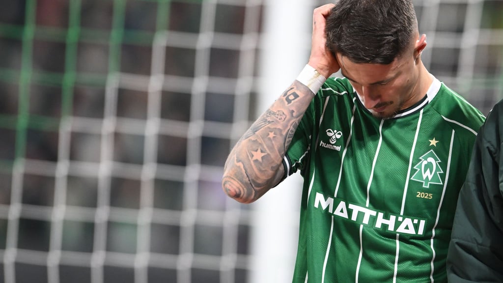 Werder-Kapitän Marco Friedl musste verletzt raus.