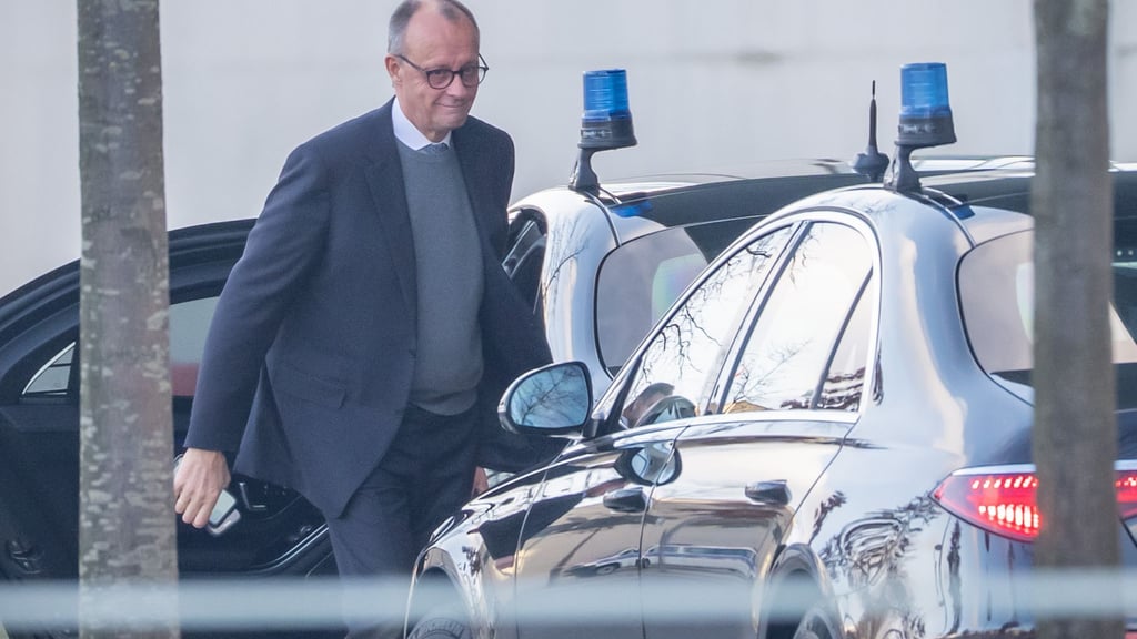 Bundeskanzler Friedrich Merz (CDU) erscheint am Mittag im Kanzleramt. Zu diesem Zeitpunkt sind die US-Delegation und Vertreter der ukrainischen Führung schon in einem nahegelegenen Hotel.