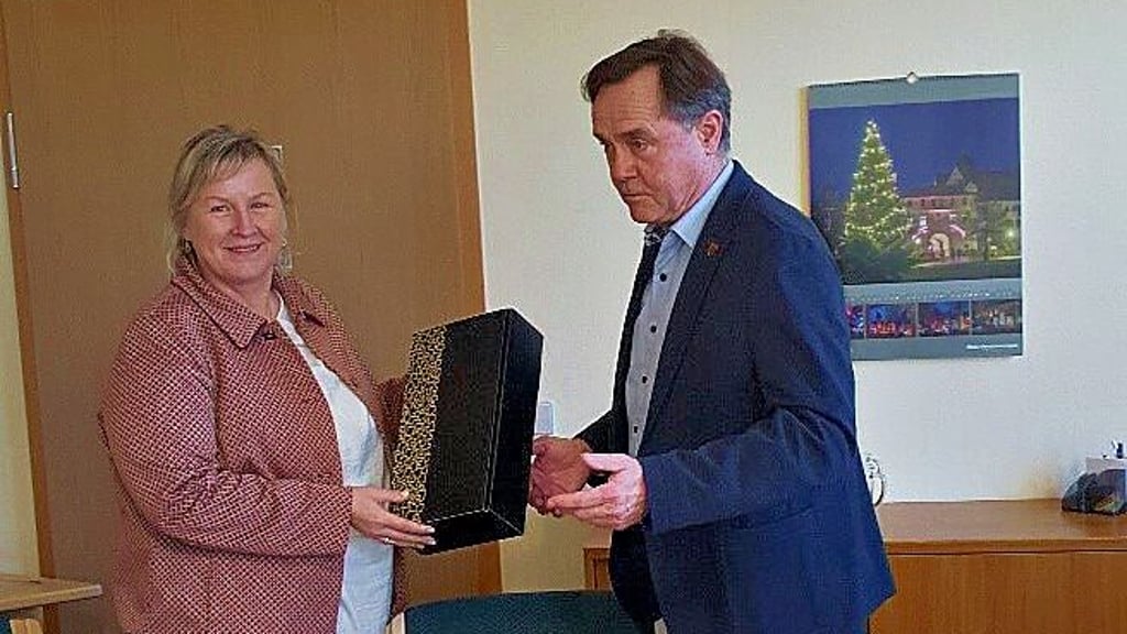 Michael Jahn begrüßt  Christiane Lindner-Klopsch in der Runde. 