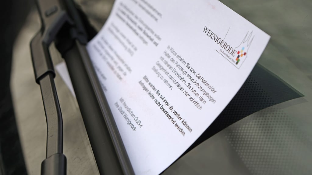 Ein Knöllchen steckt unter dem Scheibenwischer eines Autos, das falsch geparkt wurde. In der Weihnachtszeit muss in manchen Kommunen aber erst im nächsten Jahr bezahlt werden.