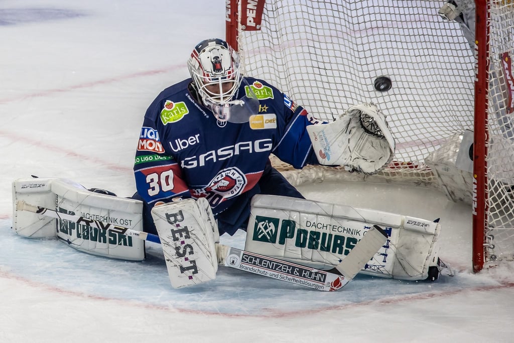 Torhüter Jake Hildebrand blieb beim Sieg der Eisbären Berlin ohne Gegentreffer.