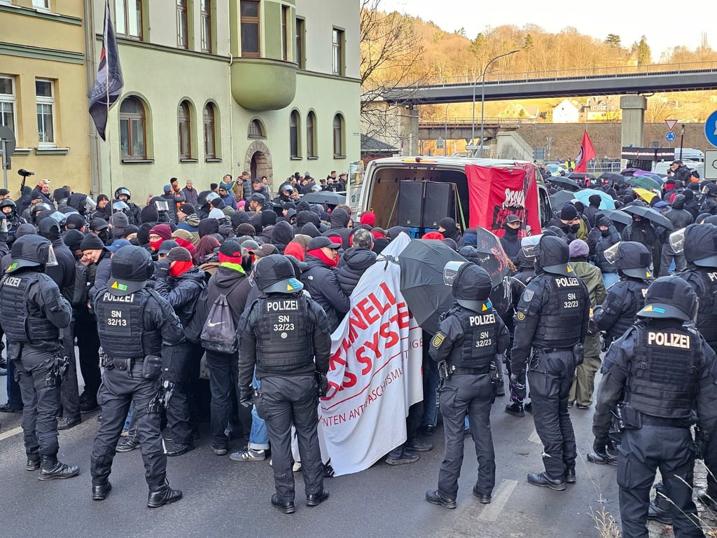 Bei einer Demonstration in Schwarzenberg kam es immer wieder zu Tumulten zwischen der rechten und linken Szene.
