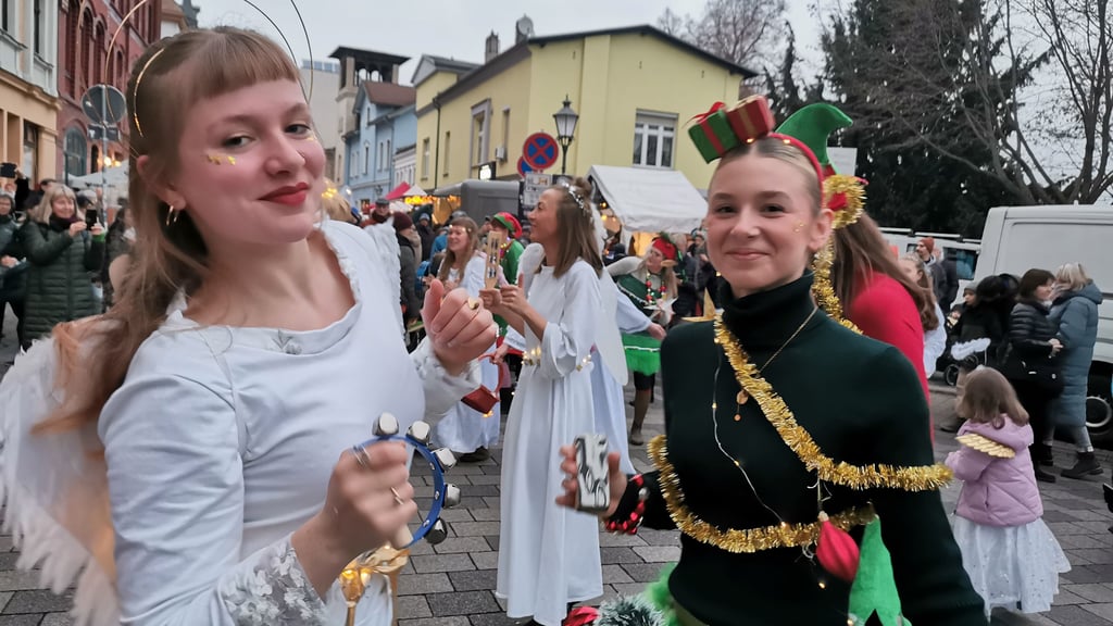 Spektakel in Magdeburg: Tanzende Engel und Elfen verwandelten den Buckauer Engpass in eine pulsierende Meile. 
