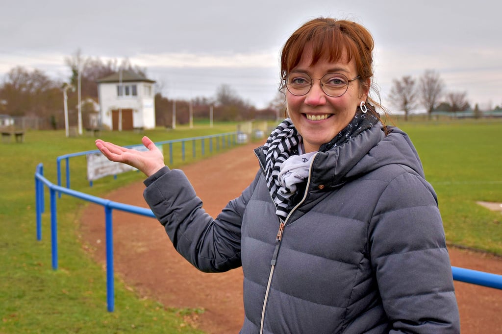 Evelyn Dölz „präsentiert“  das marode Sprecherhäuschen am Stadion der Bergarbeiter in Theißen. So einiges vor Ort bedarf einer Sanierung.