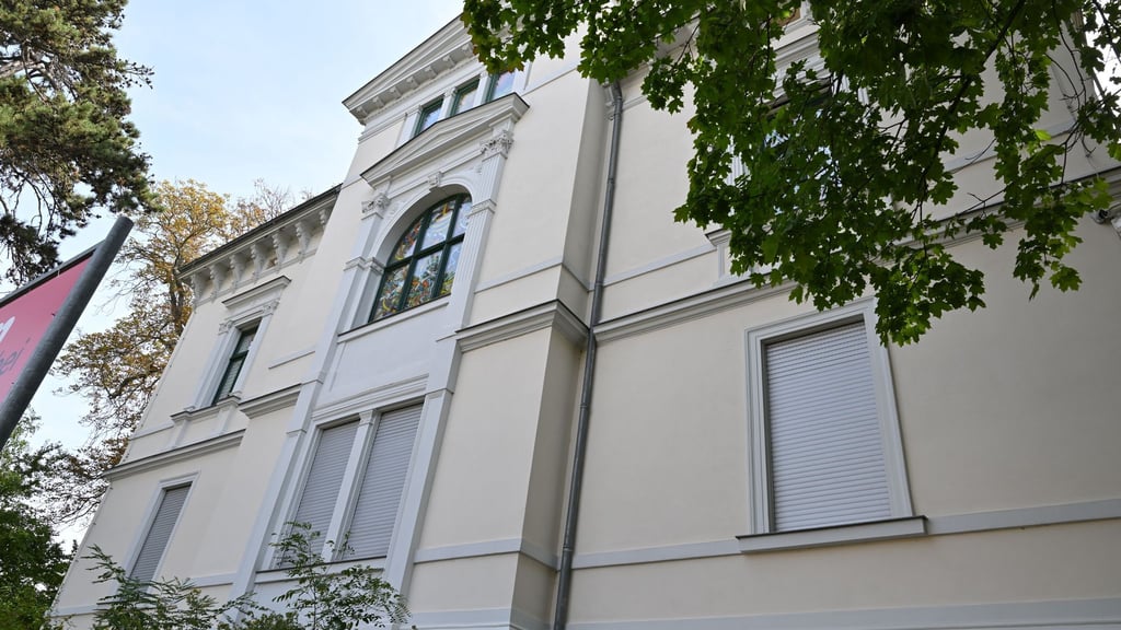 59 Arbeiten unter anderem von Henri de Toulouse-Lautrec und Alfons Mucha waren in der Ausstellung zur Plakatkunst des 19. Jahrhunderts im Kunsthaus Apolda zu sehen. (Archivfoto)