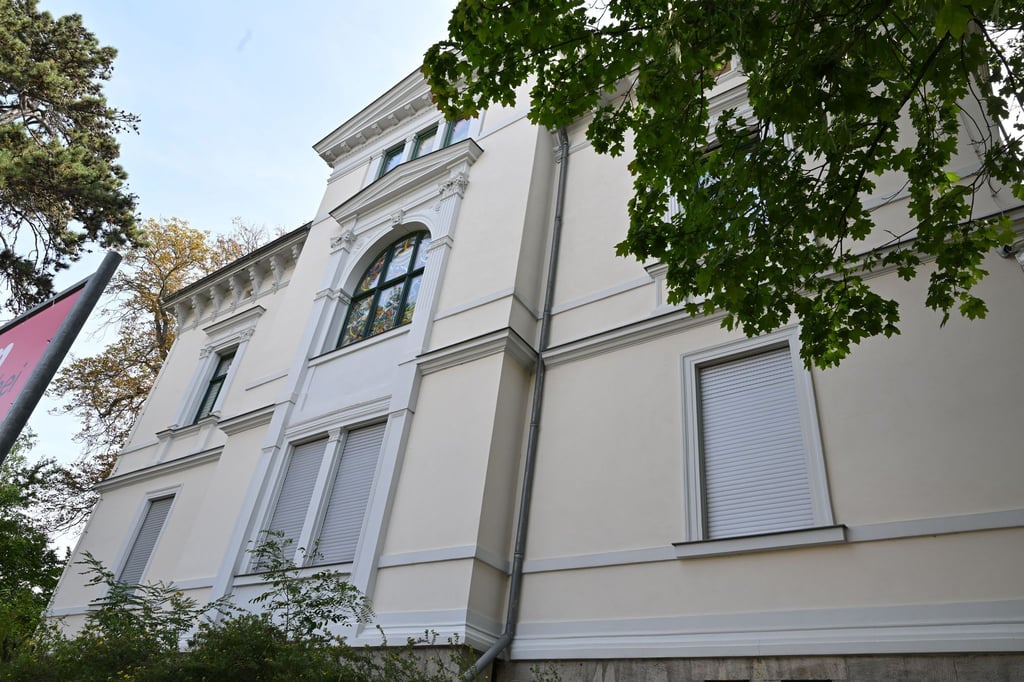 59 Arbeiten unter anderem von Henri de Toulouse-Lautrec und Alfons Mucha waren in der Ausstellung zur Plakatkunst des 19. Jahrhunderts im Kunsthaus Apolda zu sehen. (Archivfoto)