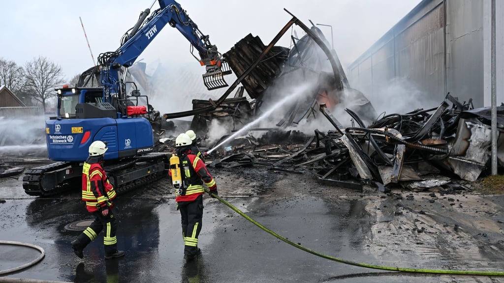 Die Polizei rechnet nach einem Brand in einer Möbelfabrik mit einem Millionenschaden.