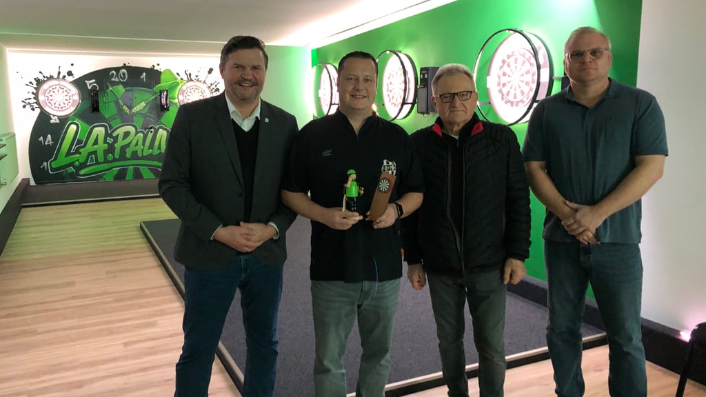 Vereinsvorsitzender Ralph Günther (l.), Ortsbürgermeister Horst Ziegler (2.v.r.) und Robert Hoyer vom Sport- und Freizeitbetrieb (r.) gratulierten Abteilungsleiter Stefan Schubert zur neuen Spielstätte „L.A. Palley".