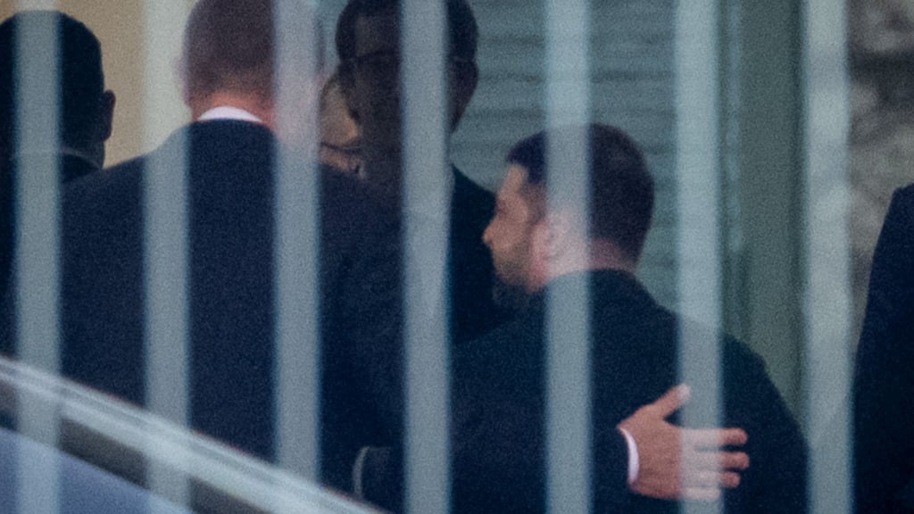 Herzlich begrüßt Bundeskanzler Friedrich Merz (CDU) den Gast aus Kiew.