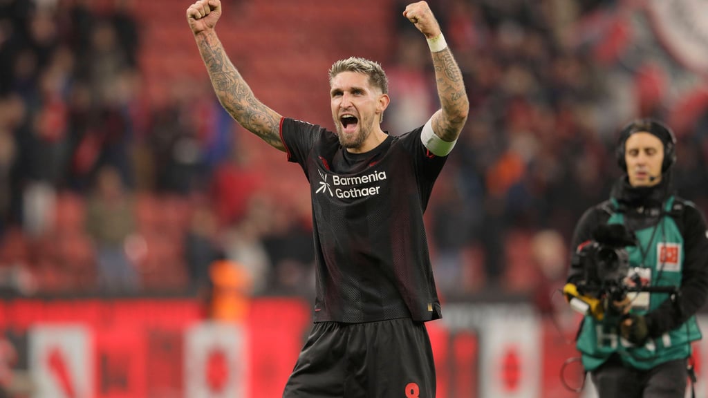 Jubel nach dem Schlusspfiff bei Leverkusen-Spieler Robert Andrich.