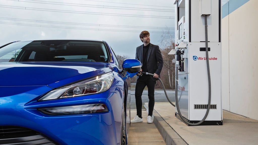 Rüssel rein, kurz tanken und - elektrisch - weiterfahren: Kurze Tankstopps wie beim herkömmlichen Verbrenner sind ein Vorteil der Wasserstoffautos.