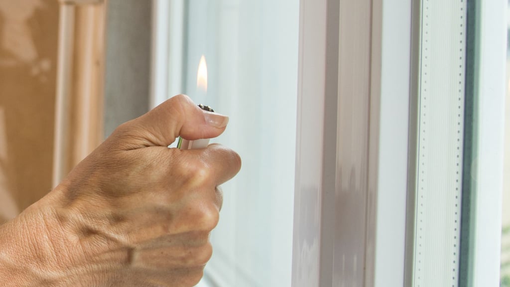 Mit dem Kerzen- oder Feuerzeugtest kann man Zweifach- und Dreifachverglasung sowie Wärmeschutzbeschichtungen erkennen: Violette Spiegelbilder deuten auf eine Beschichtung hin.