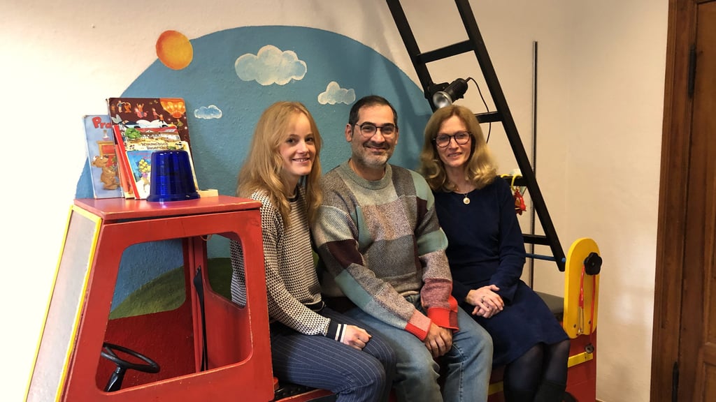 Sie ist bei kleinen Patienten enorm beliebt: die Feuerwehr in einem der Behandlungsräume der Kinderarztpraxis von Dr. Ute Schreiber (r.) in Quedlinburg, auf der sie selbst und ihre Nachfolger Panagiotis Galanopoulos und Laura Bertinchamp  Platz genommen haben.