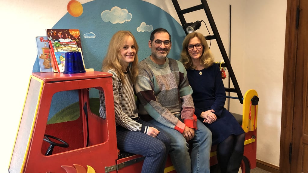 Sie ist bei kleinen Patienten enorm beliebt: die Feuerwehr in einem der Behandlungsräume der Kinderarztpraxis von Dr. Ute Schreiber (r.) in Quedlinburg, auf der sie selbst und ihre Nachfolger Panagiotis Galanopoulos und Laura Bertinchamp  Platz genommen haben.