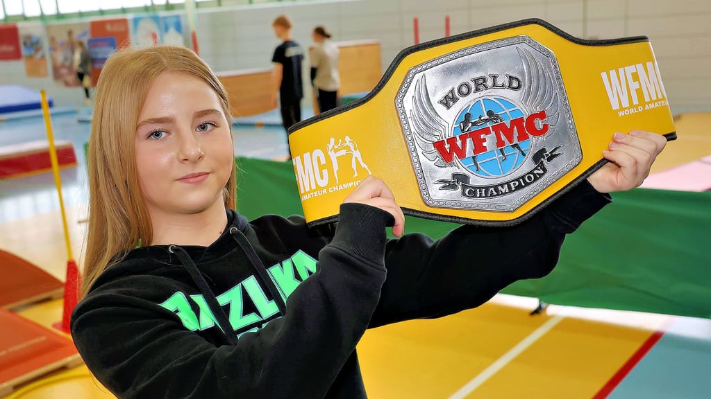 Jasmin Müller ist amtierende Weltmeisterin in der Altersklasse U15 im Kickboxen und wird bundesweit als  Hoffnung dieses Sports gehandelt.