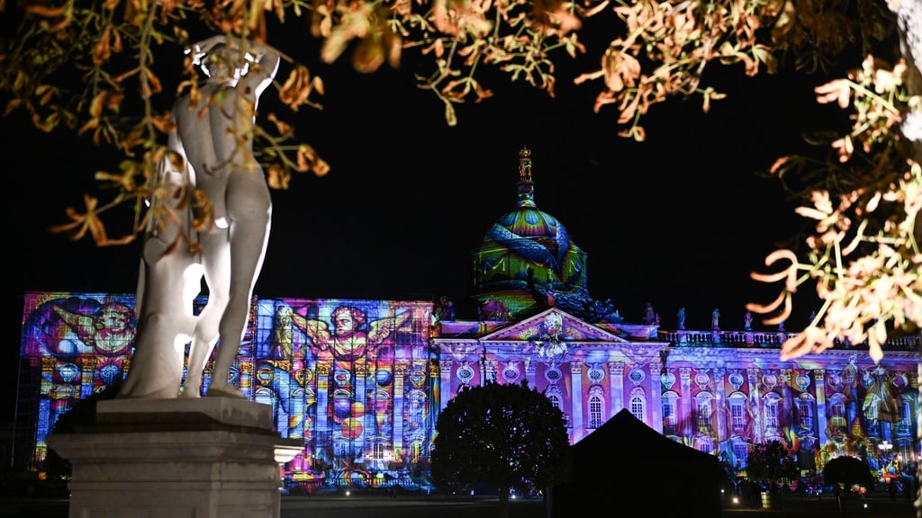 Kein Lichterzauber 2026 im Park Sanssouci: Die Potsdamer Schlössernacht wird erst einmal gestoppt. 2027 soll es aber weitergehen. (Archivbild)