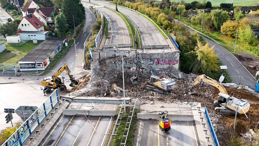 Ein Bild vom Abriss der Ringbrücke über der Brenneckestraße in Magdeburg vom Oktober 2025. Am Dienstag (16. Dezember 2025) wird die erste von zwei Behelfsbrücken eingehoben.
